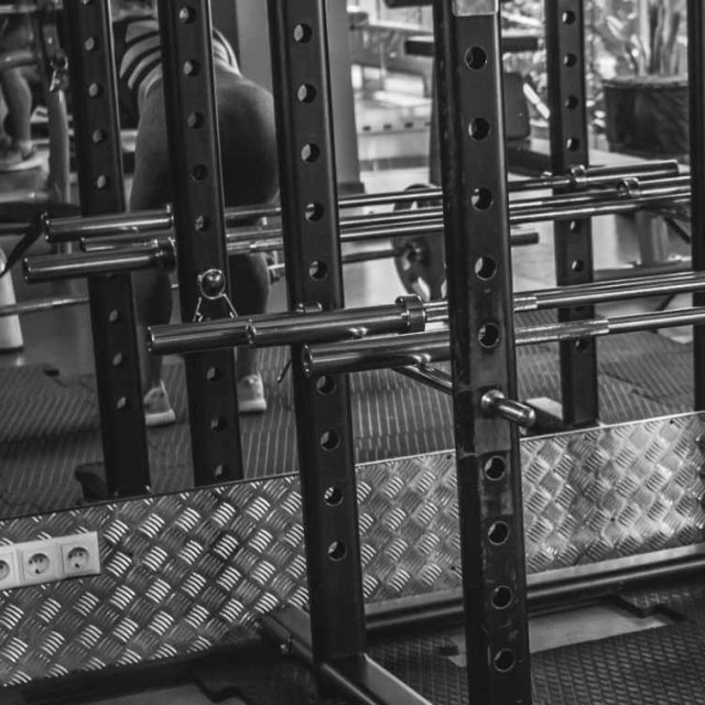 Squat Rack Spotter Pins vs Safety Straps