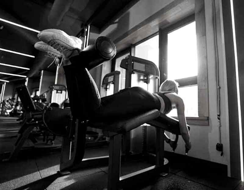 Gym machines for glutes - hamstring curl