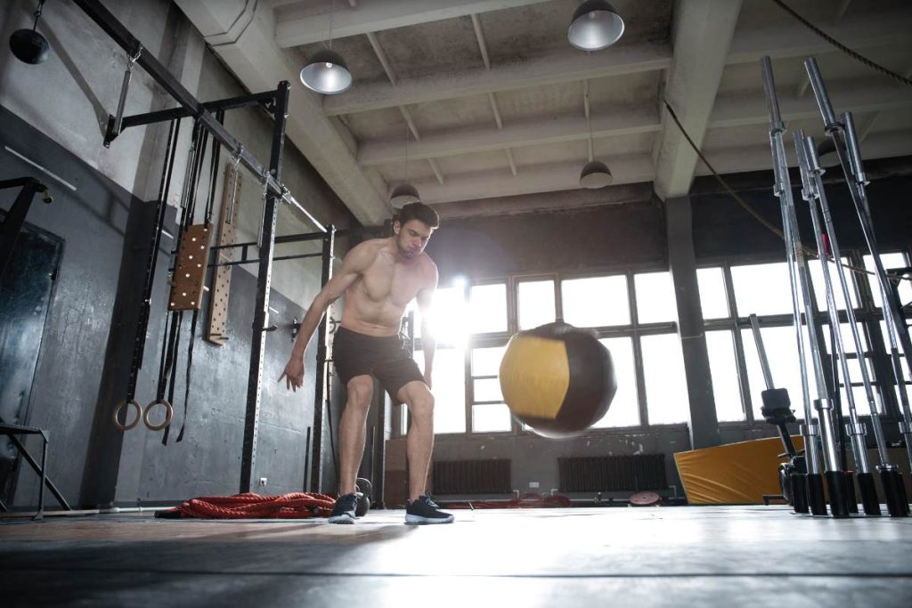 4 Benefits of Medicine Ball Slams (and How to Do Them Like a Pro)