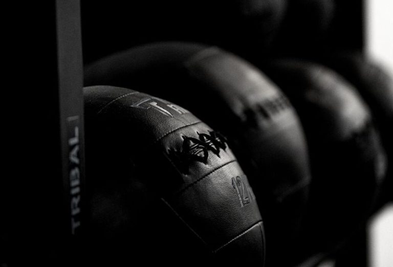 4 Benefits of Medicine Ball Slams (and How to Do Them Like a Pro)